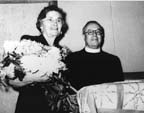 Le pasteur de l'Église Unie de Burgoyne Bay de 1950 à 1955, le révérend J.G.G. et Mme Bompas